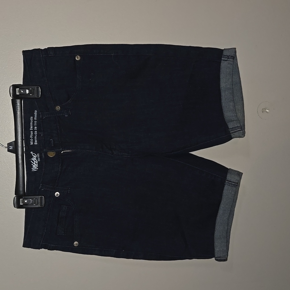 Super stretchy mid rise Bermuda shorts